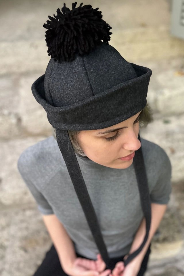 Gri Yün Siyah Ponpon Şapka
