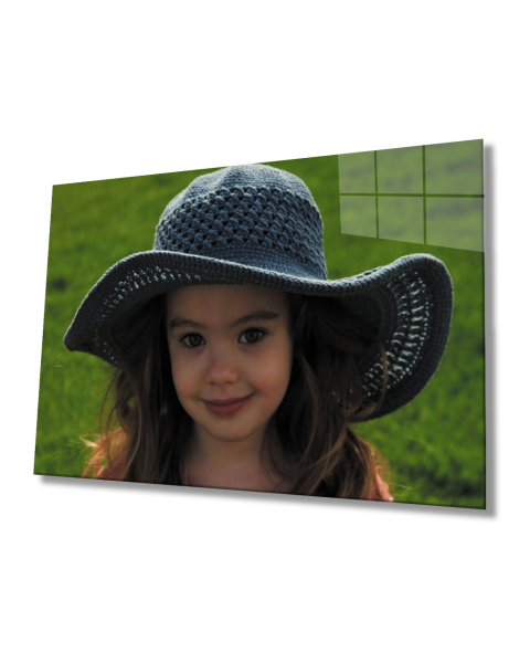 Şapkalı Kız Çocuk  Cam Tablo  4mm Dayanıklı Temperli Cam