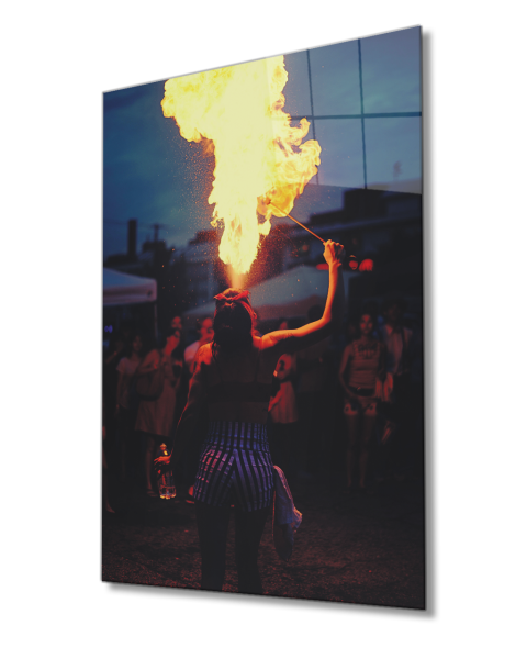Gecede  Ateş Gösterisi Yapan Kadın   Cam Tablo 4mm Dayanıklı Temperli Cam Fire Glass Painting