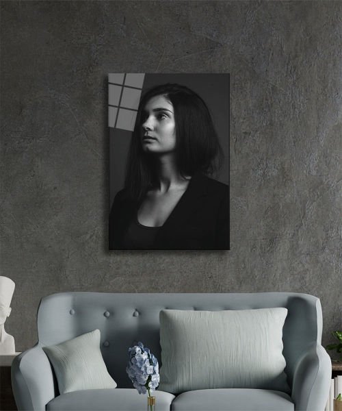 Siyah Beyaz Kadın Bakış Cam Tablo  4mm Dayanıklı Temperli Cam, Black and White Woman Glance Glass Wall Art