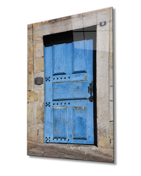 Taş Duvarlar ve Mavi Ahşap Kapı Dikey Cam Tablo  4mm Dayanıklı Temperli Cam 4mm Durable Tempered Glass for Vertical Glass Table with Stone Walls and Blue Wooden Door