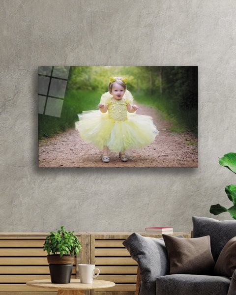 Sarı Elbiseli Çocuk Cam Tablo  4mm Dayanıklı Temperli Cam Child in Yellow Dress Glass Table 4mm Durable Tempered Glass