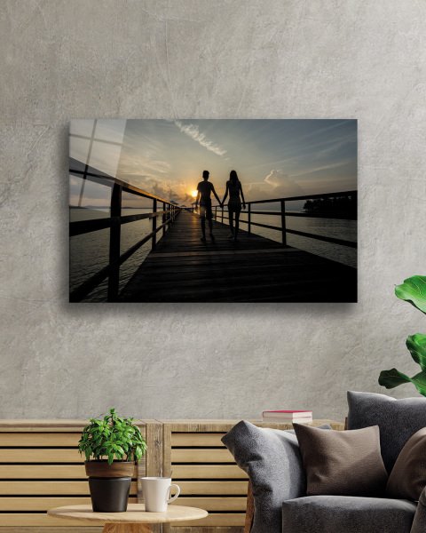 Gün Batımında İskelede Yürüyen Sevgililer Cam Tablo  4mm Dayanıklı Temperli Cam Valentines Walking On Pier At Sunset Glass Table 4mm Durable Tempered Glass