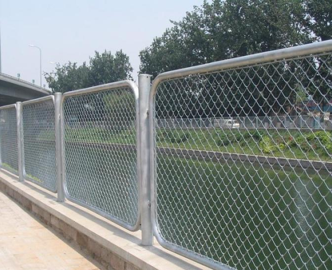 300cm x 15m Post and Chain Link Fence