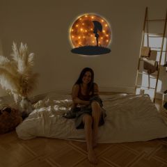 Veraart Kişiselleştirilebilir Işıklı Epoksi Cam Katmanlı Tablo Edna Şemsiyeli Kadın Dolunay 60 cm