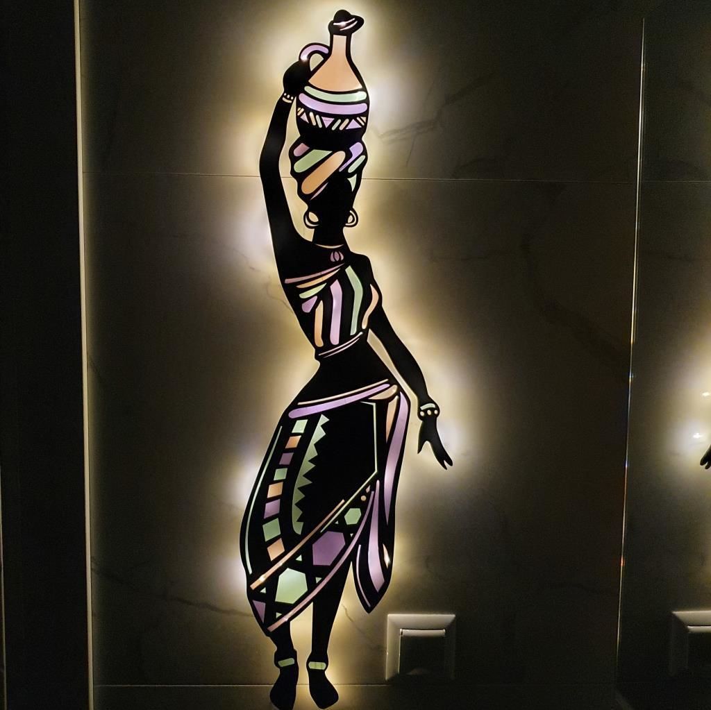 Veraart Epoksili Ahşap Testili Etekli Afirikalı Kadın Figürlü Duvar Dekorlu Gece Lambası 60 cm