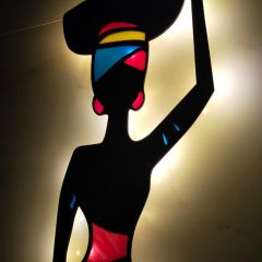 Veraart Epoksili Ahşap Sepet Taşıyan Afrikalı Kadın Figürlü Duvar Dekorlu Gece Lambası 70 cm