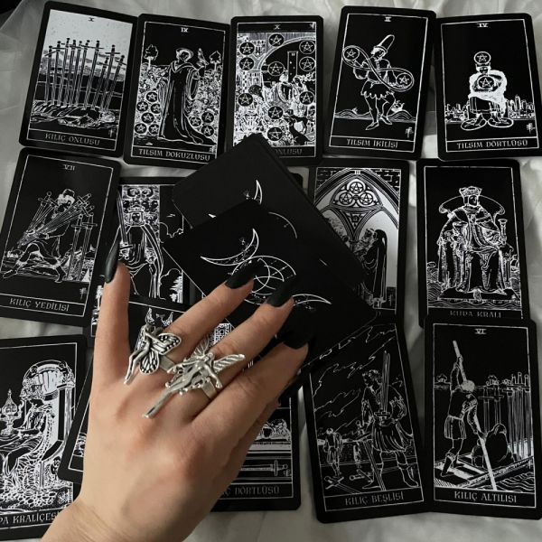 Black & White Tarot Destesi