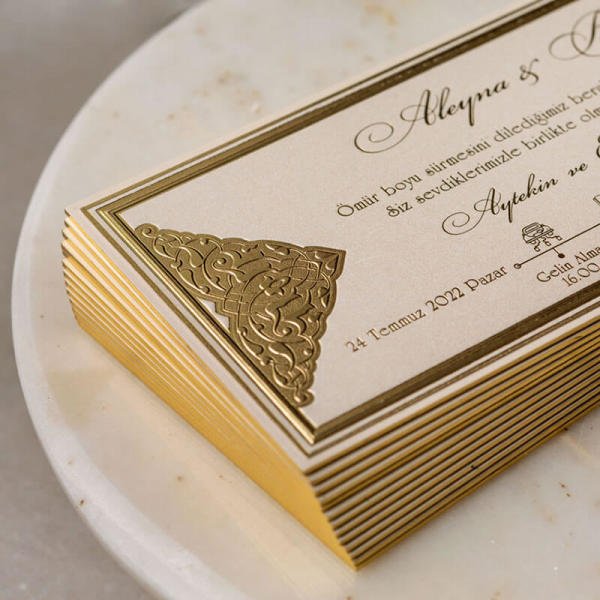 Düğün Davetiyesi İkw-30453 | Krem Renk Zarflı Altın Varak Yaldız Kenarlı ve Kabartma Çerçeveli Kalın Lüks Davetiye