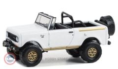 1:64 Greenlight 1970 Harvester Scout Litied with Off-Road Parts All Terrain Series