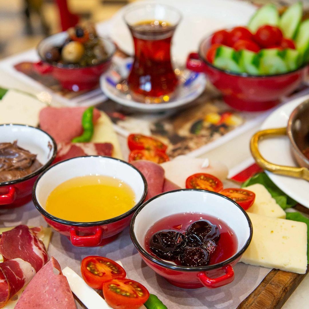 Kahvaltının Yıldızları: Zeytin, Sucuk, Bal, Reçel ve Peynir