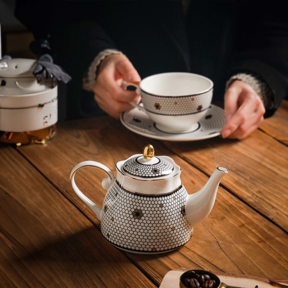 4 Parça Emillia Altıgen Gold Desenli Çay ve Kahve Fincanı + Porselen Demlik Seti