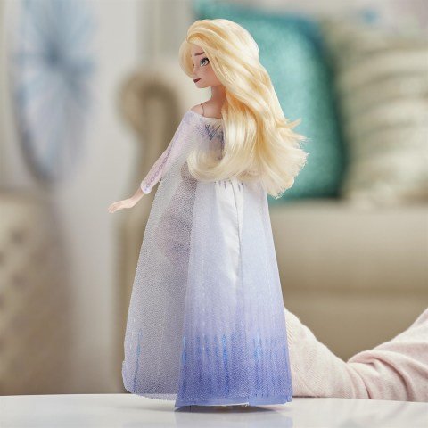 Hasbro Frozen 2 Şarkı Söyleyen Kraliçe Elsa E8880