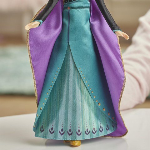 Hasbro Disney Frozen 2 Şarkı Söyleyen Kraliçe Anna E8881