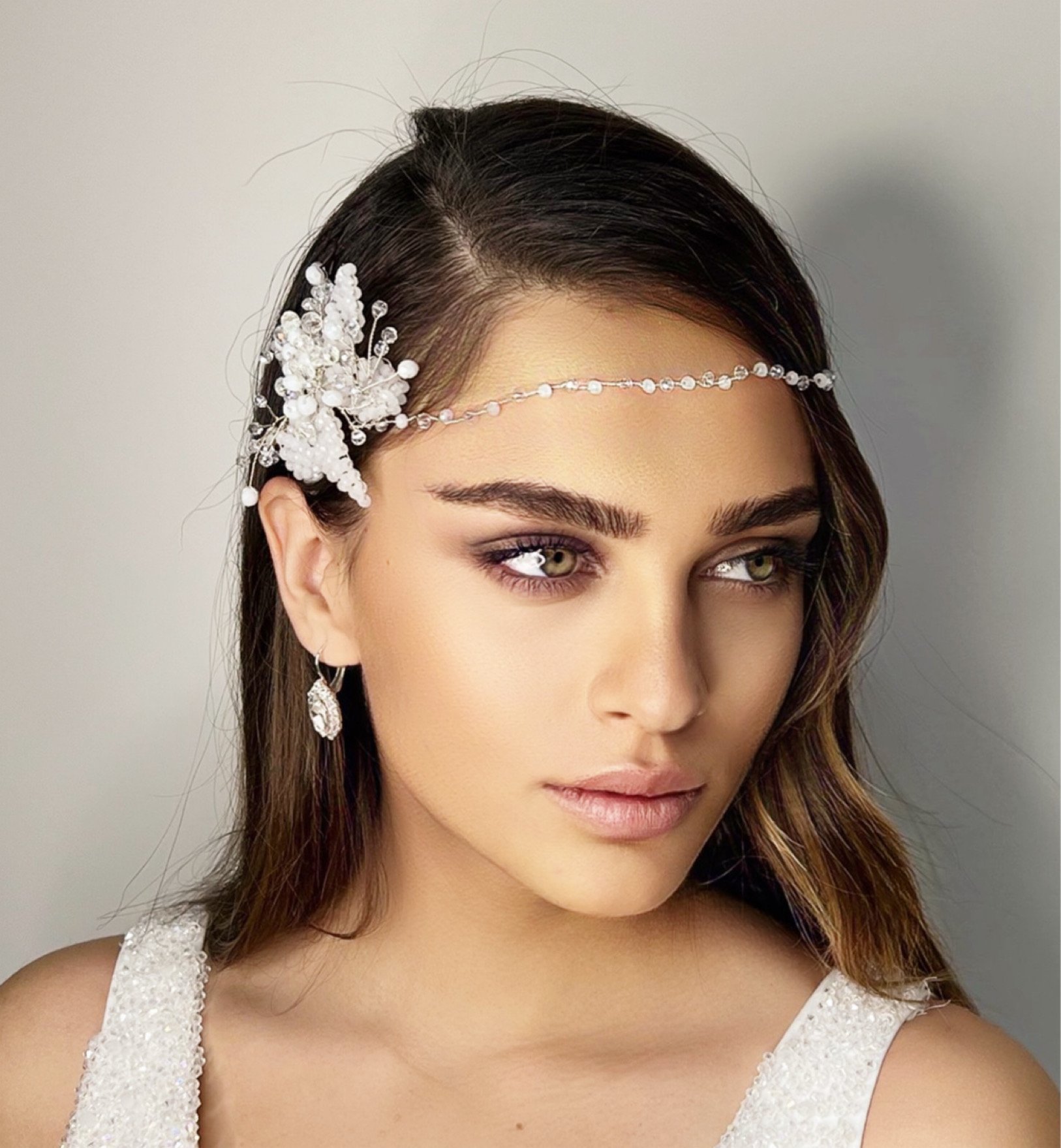 Beyaz Kristal ve Şeffaf Kristal İşlemeli Çiçek Desenli Saç Bandı