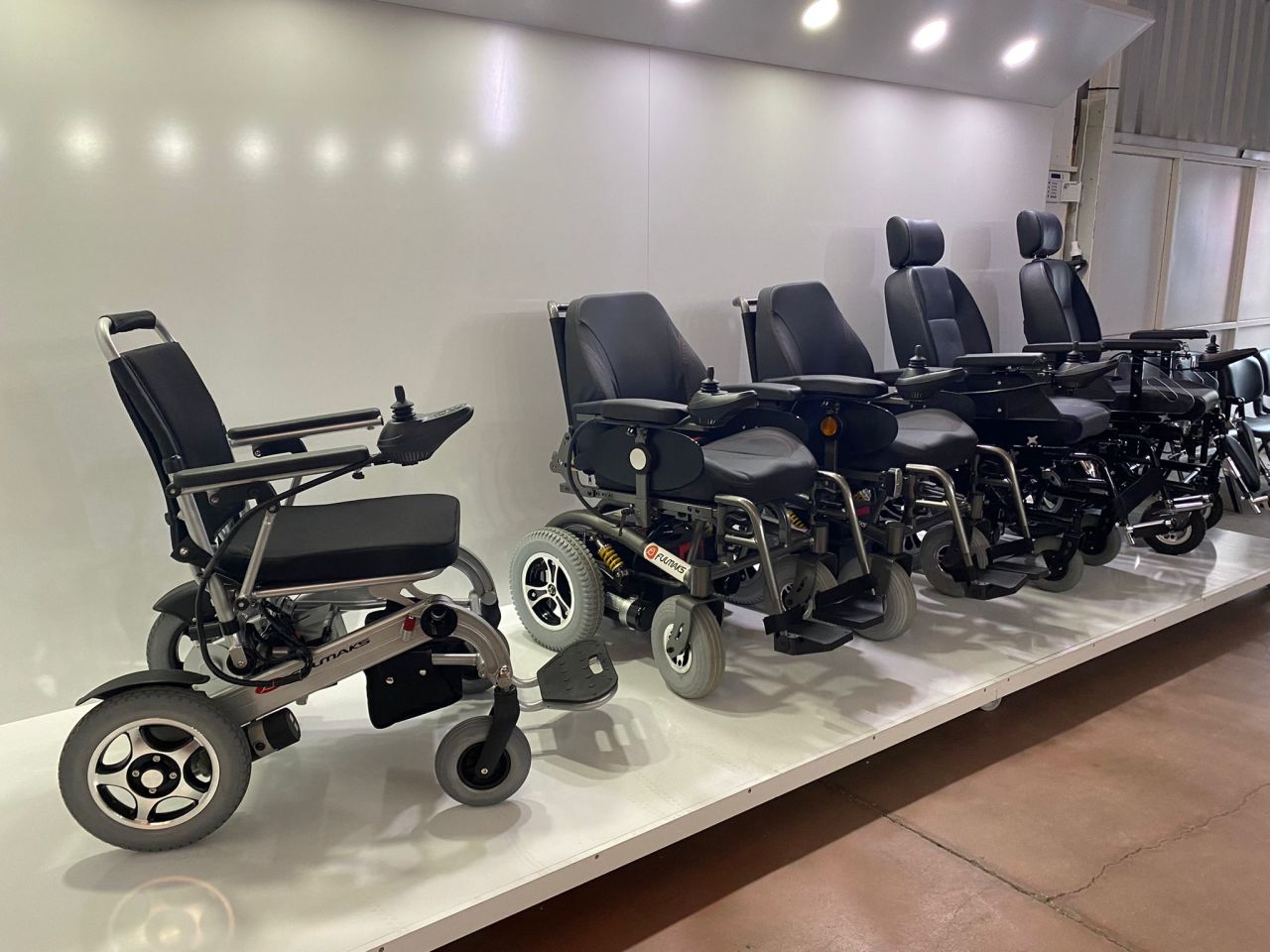 Akülü Tekerlekli Sandalyeler, Özellikleri, Modelleri ve Fiyatını Etkileyen Faktörler