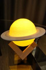 3D Print Satürn Dokunmatik Gezegen Ahşap Stantlı 3 Renk USB Şarjlı Gece Lambası (Kumandasız)