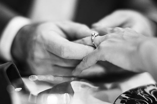 Evlilik Teklif Ederken Nasıl Bir Yüzük Tercih Edilmelidir?