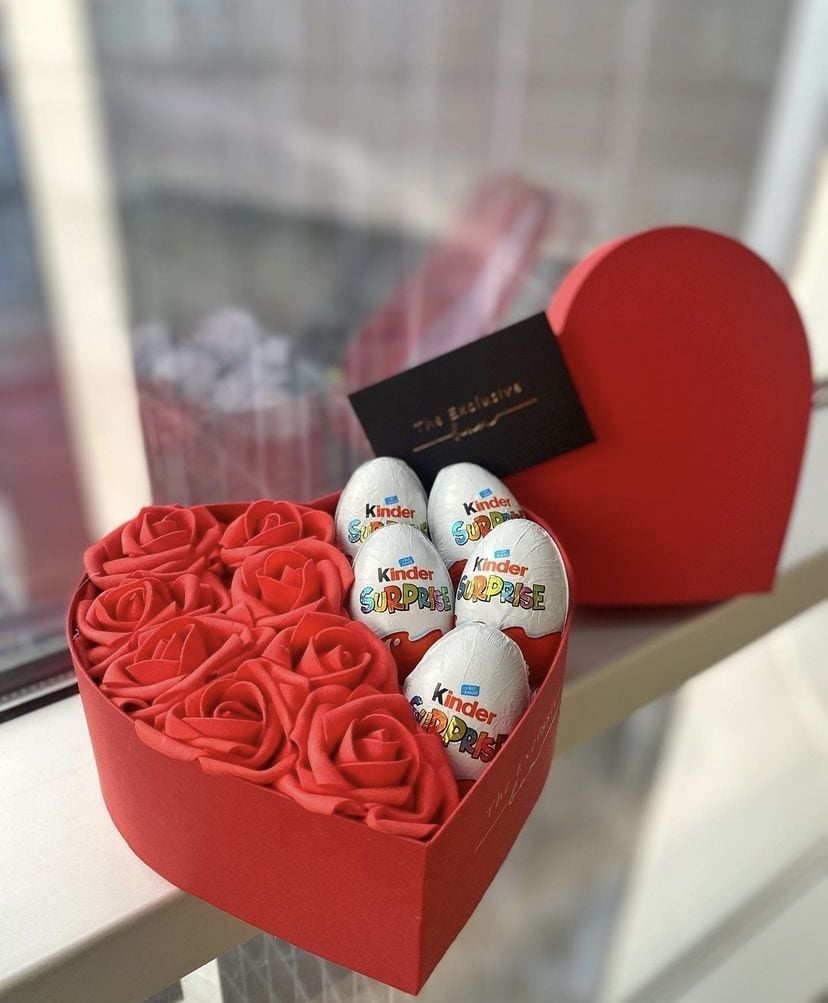 Kalp Kutu Gül & Çikolata Aranjmanı (Küçük Boy)