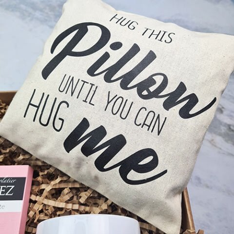 Hug This Pillow Until You Can Hug Me Yazılı Dekoratif Yastık
