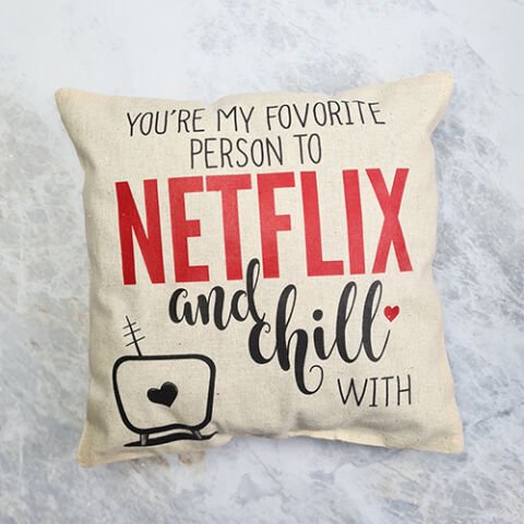 You’re My Favorite Person to Netflix and Chill With Yazılı Dekoratif Yastık