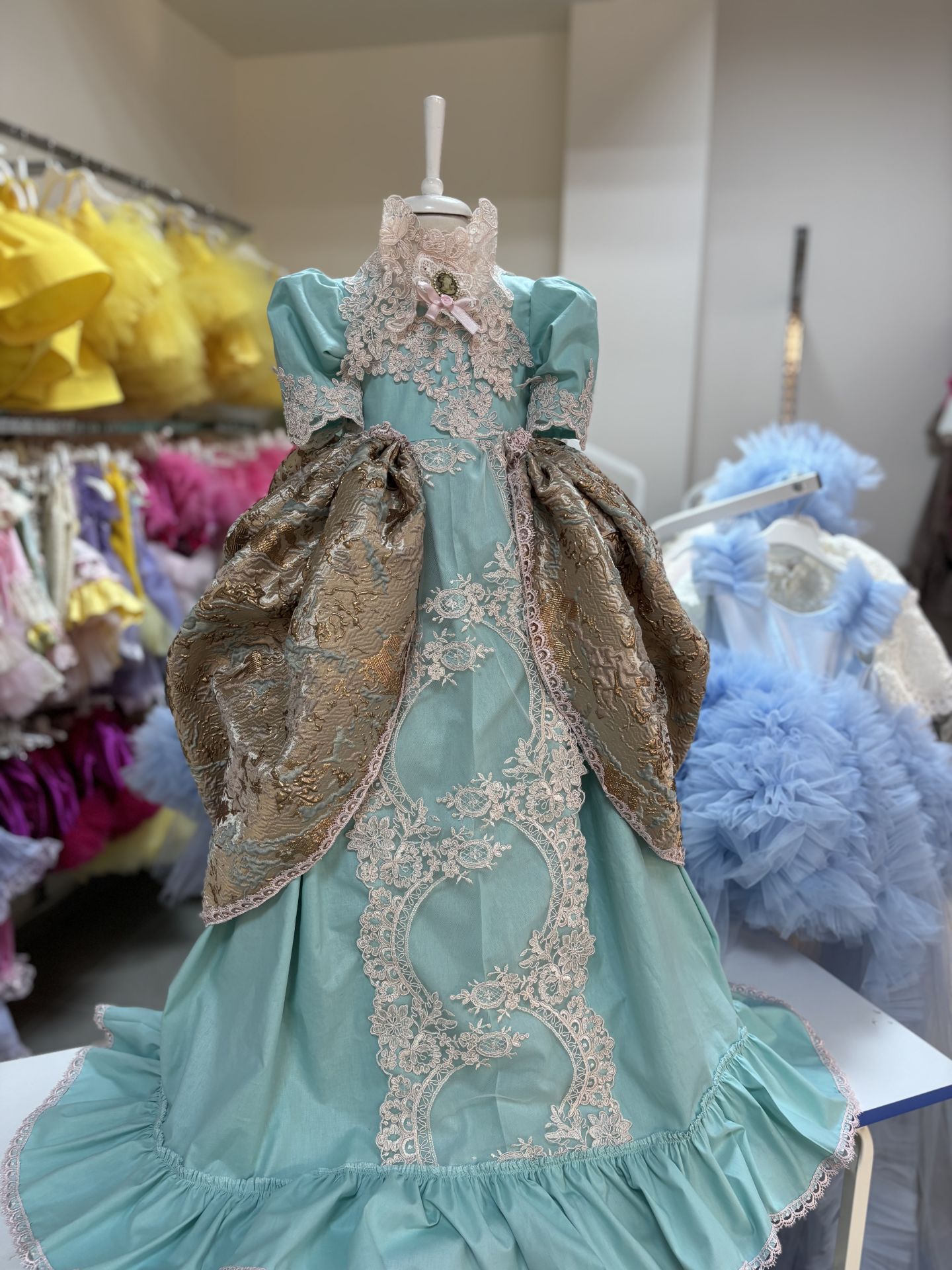 Victorian Prensess Gown And Bonnet