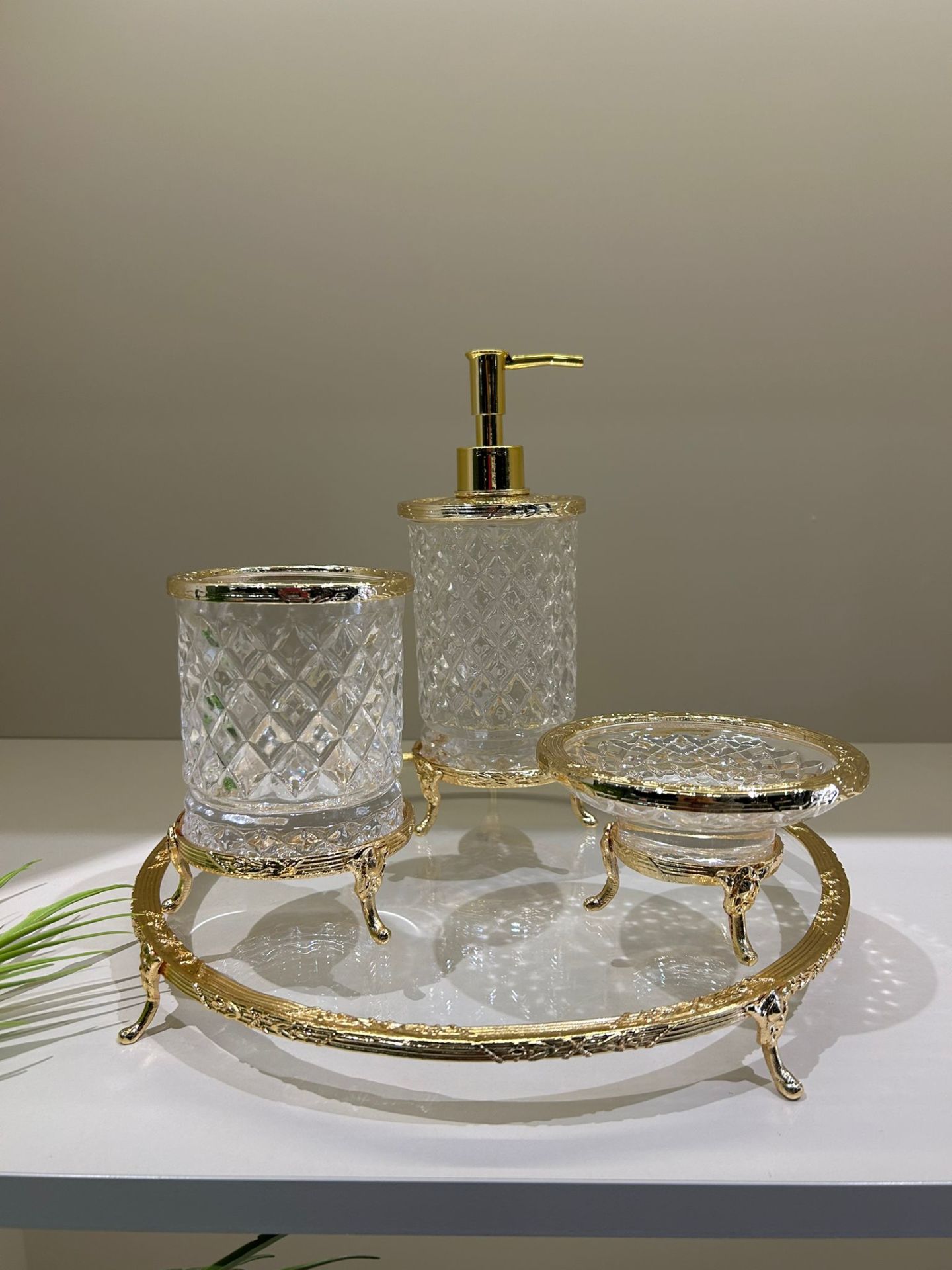 Standlı Kesme Cam Banyo Seti Gold