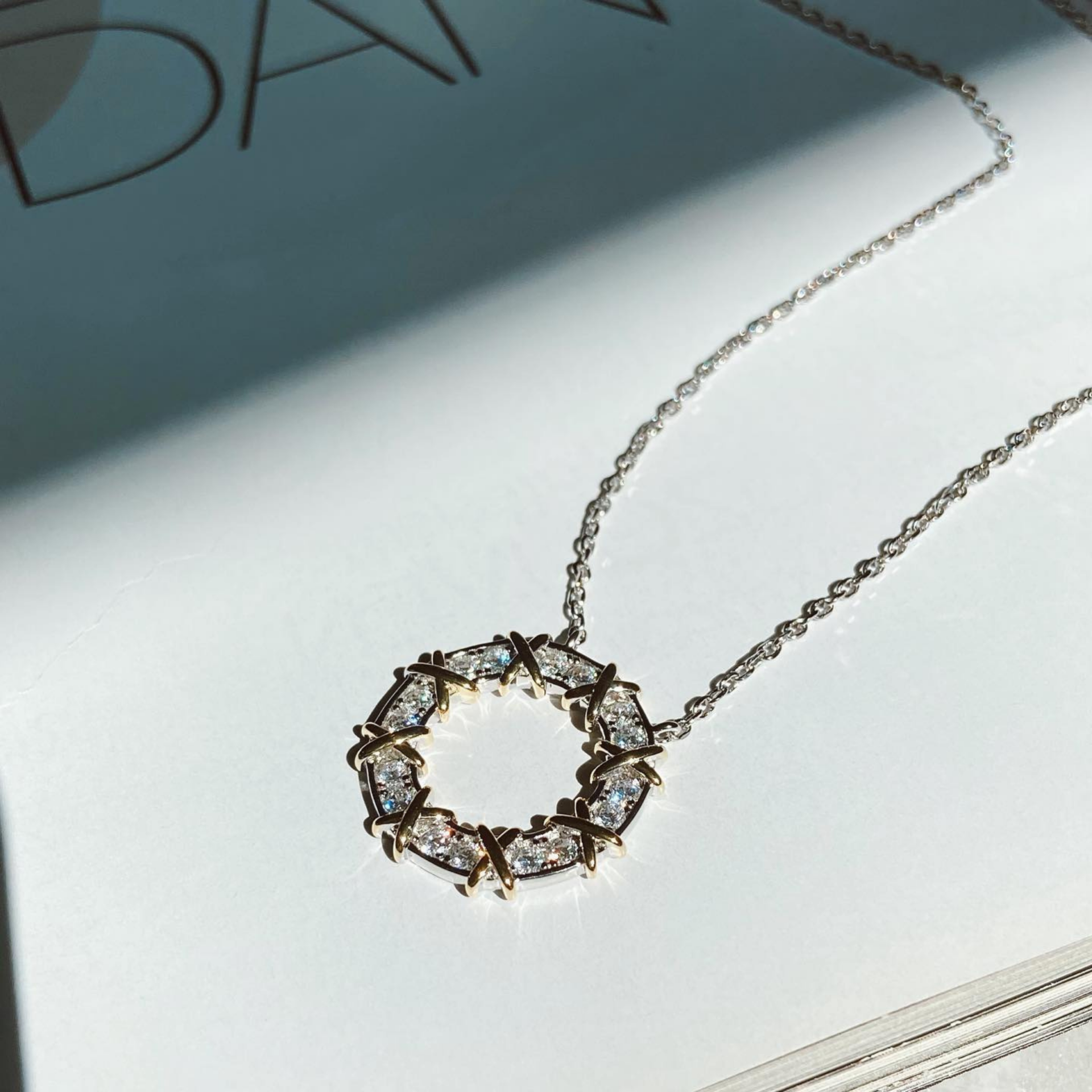 Gold detaylı yuvarlak kolye