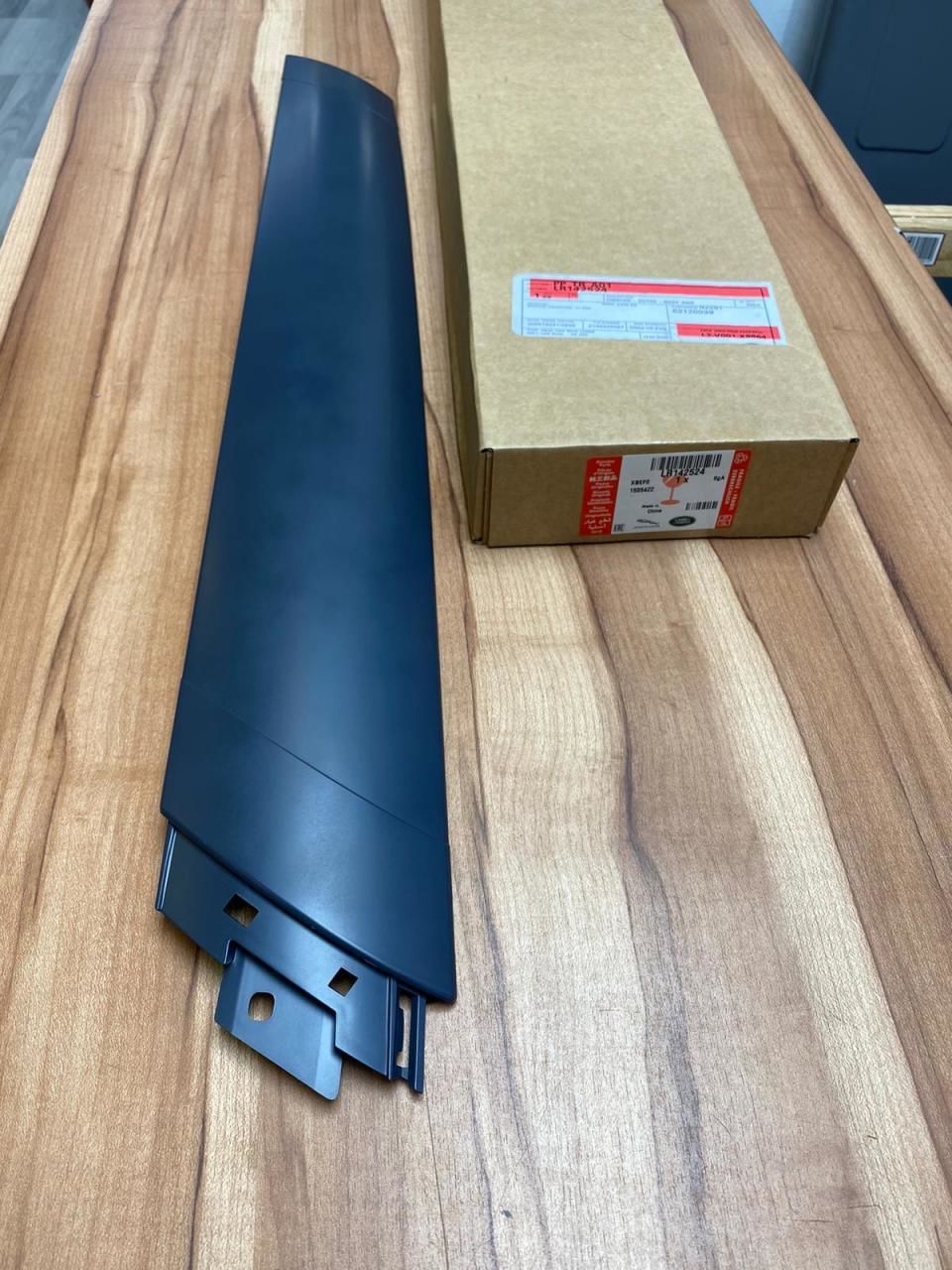 LR174350 - ÖN CAM DİREK BAKALİT SOL (NEW DEFENDER) - Land Rover