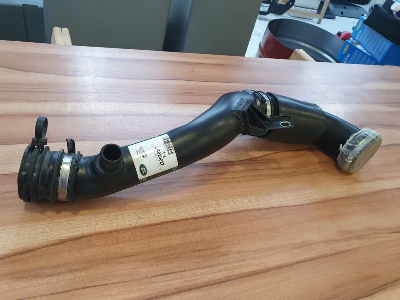 LR020027 - TURBO HORTUM ALT SOL (3.0/NWD4) - Land Rover