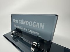 Cam Masa İsimliği Lazer İşlemeli Gümüş Renk Metal Ayaklı Hediyelik