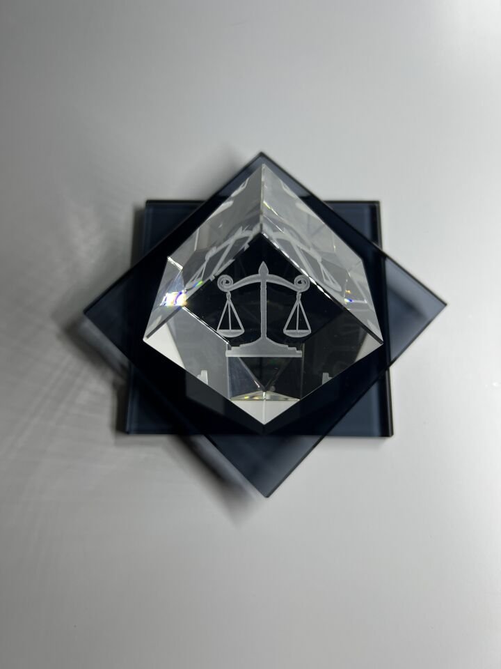 Avukat Hakim Savcılara Özel Cam İçi Logo Küp Patlatma