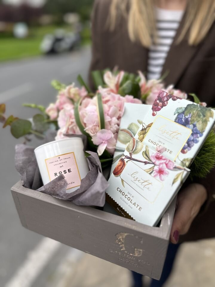 Vizon Rengi Ahşap Kutu İçerisinde Mumlu& Çikolatalı & Canlı Çiçekli Hediye