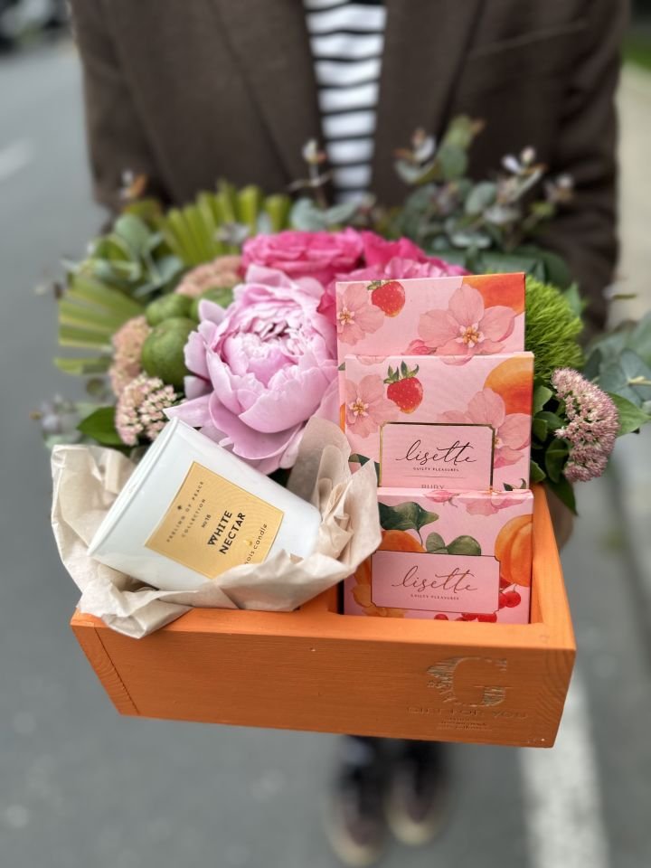Turuncu Ahşap Kutu İçerisinde Mumlu& Çikolatalı & Canlı Çiçekli Hediye