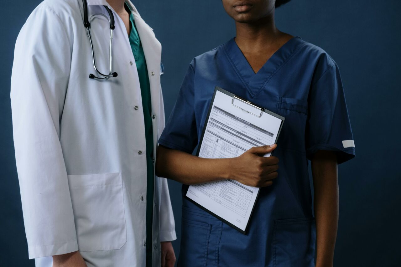Klinik Kıyafetlerin Önemi: 'Scrubs' ile İlgili Tıbbi Kıyafetlerin Etkileri