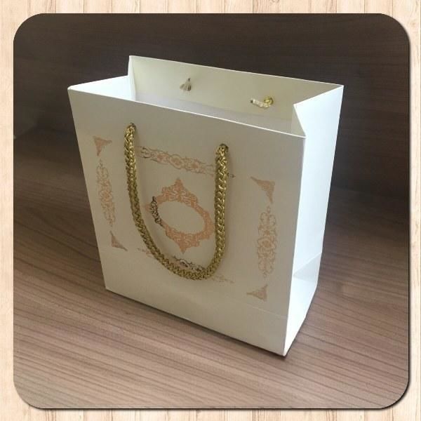 15.5x17x8 Ölçülü Krem Üzerine Gold Saray Desenli Karton Çanta