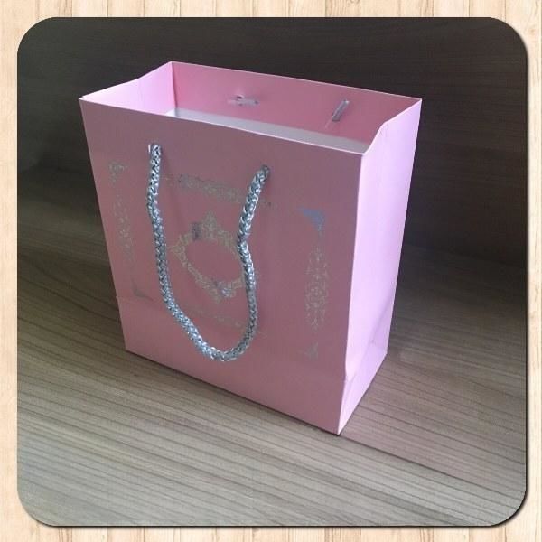 15.5x17x8 Ölçülü Pembe Üzerine Gümüş Saray Desenli Karton Çanta