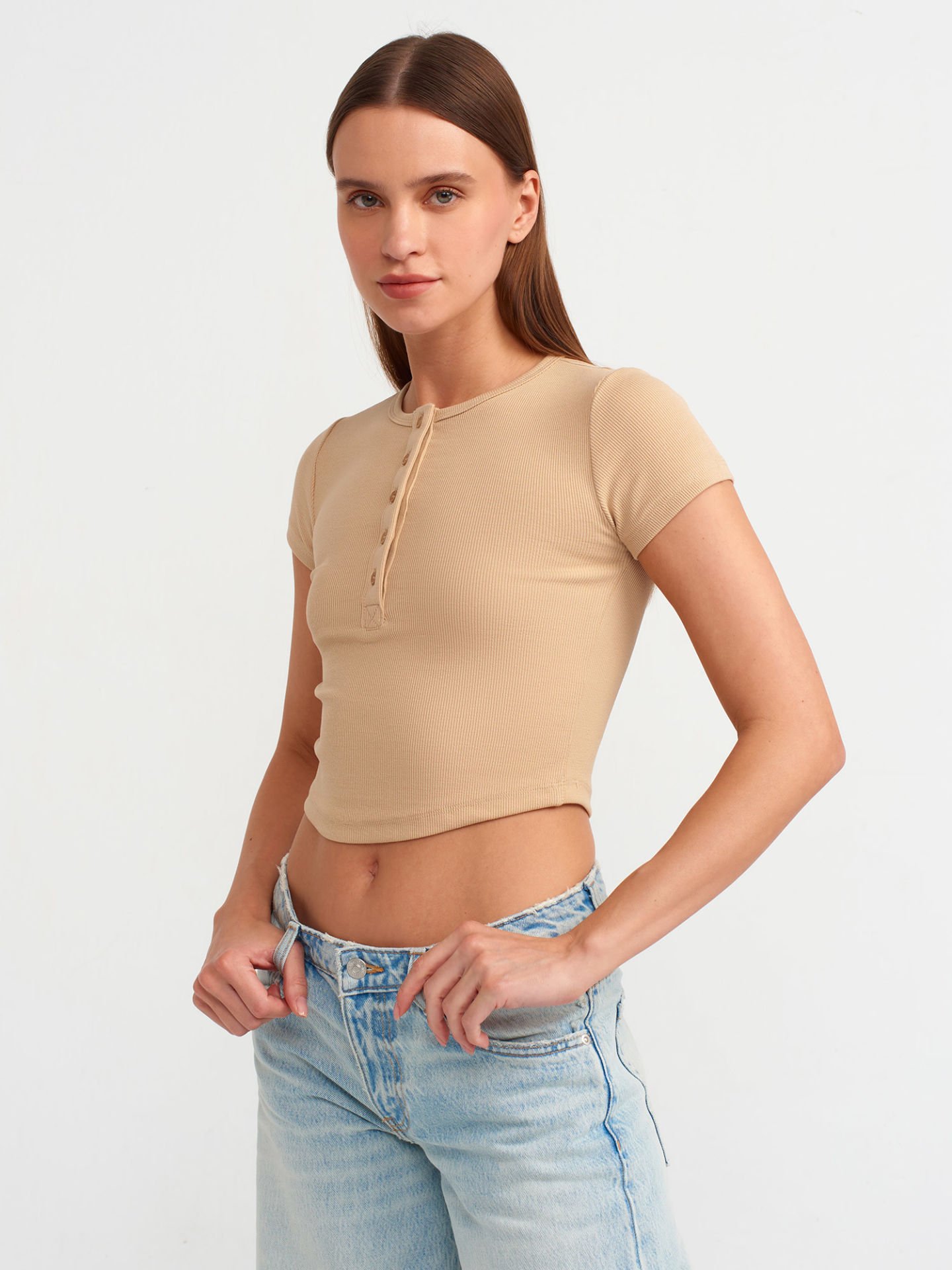 Dilvin 30938 Düğme Detaylı Crop Top-Bej