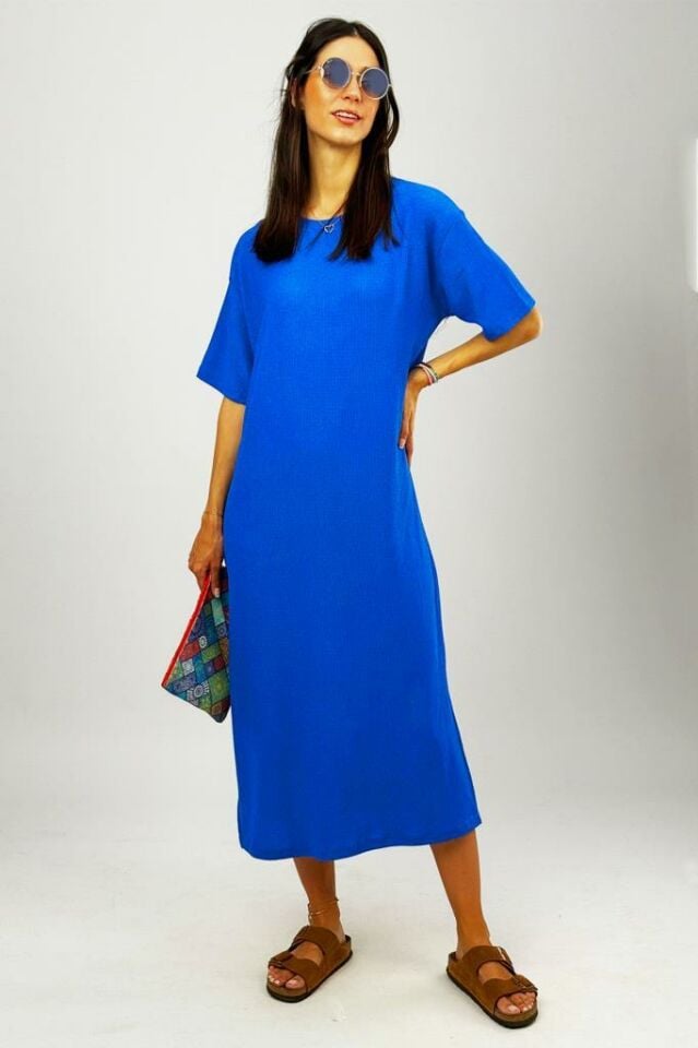 Kadın Bürümcük Kumaş Yırtmaçlı Oversize Kısa Kol Bisiklet Yaka Midi Boy Elbise Saks Mavi - 2XL/3XL