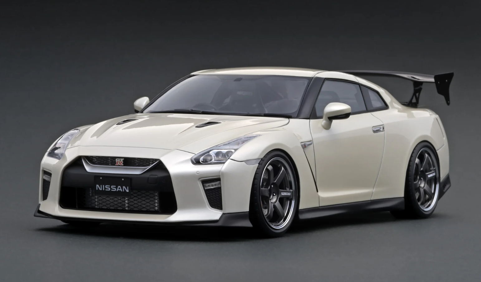 IGNITION MODELS - Nissan GT-R (R35) PREMIUM EDITION WHITE