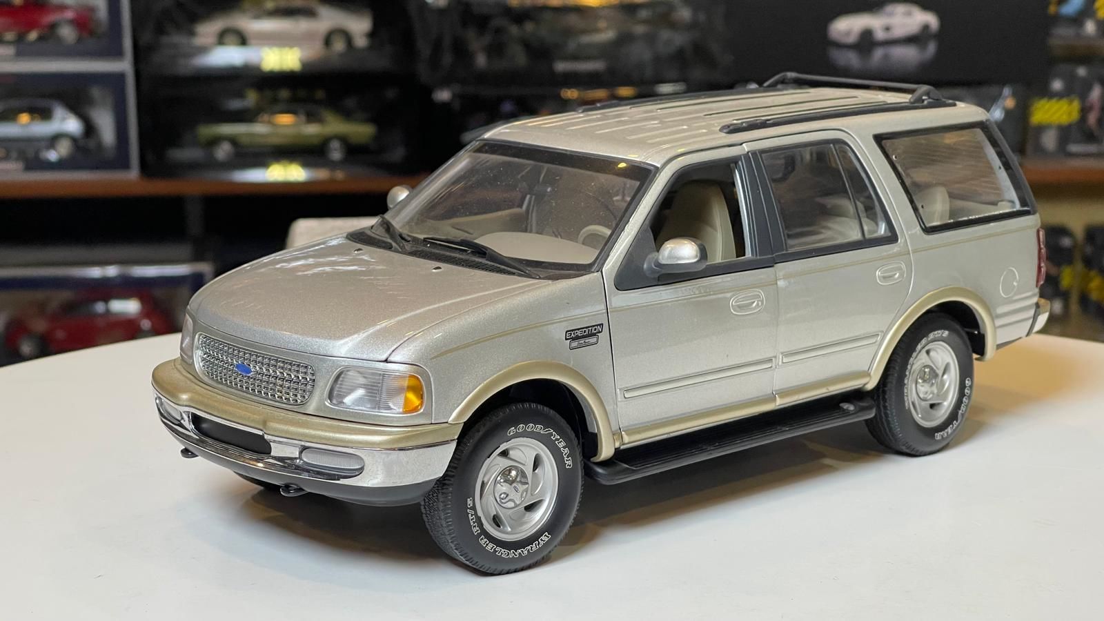 UT-MODELS - FORD USA - EXPEDITION XLT SUV 2001