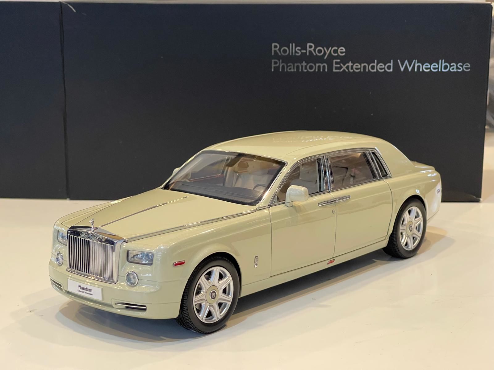 KYOSHO - ROLLS ROYCE - CARARA WHITE PHANTOM EWB LIMOUSINE 2012