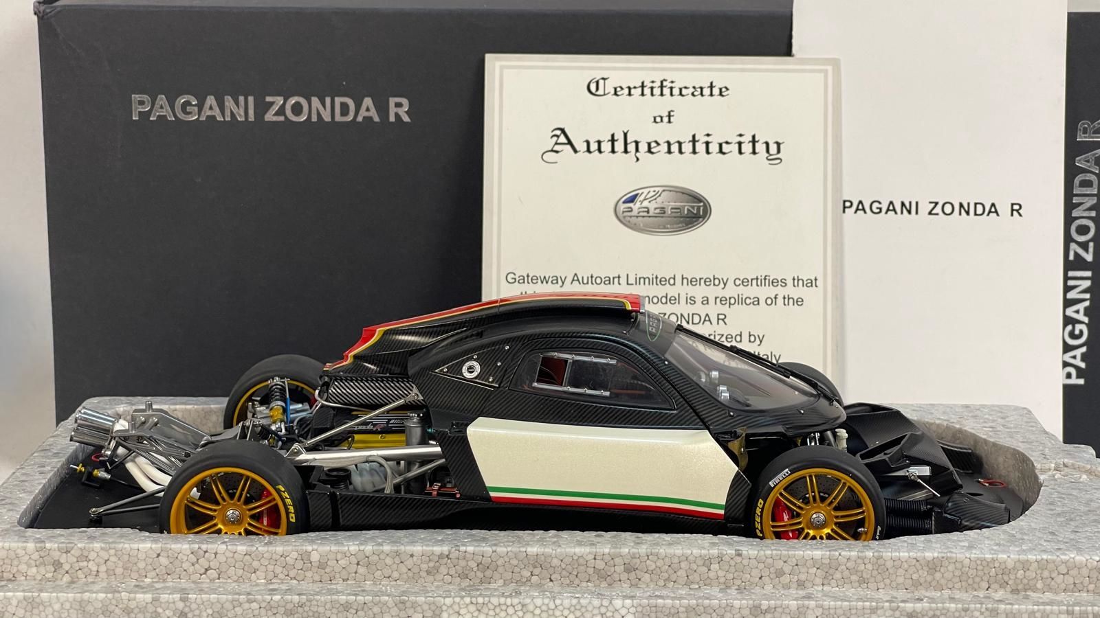 AUTOART - PAGANI - ZONDA R 2009 - WITH ITALIAN BAND