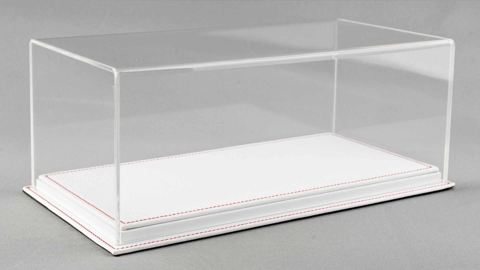 LYRD BOX 1:18 ÖLÇEK FREEMONT WHITE DERİ SERGİLEME STANDI - (KIRMIZI DİKİŞ) LY124