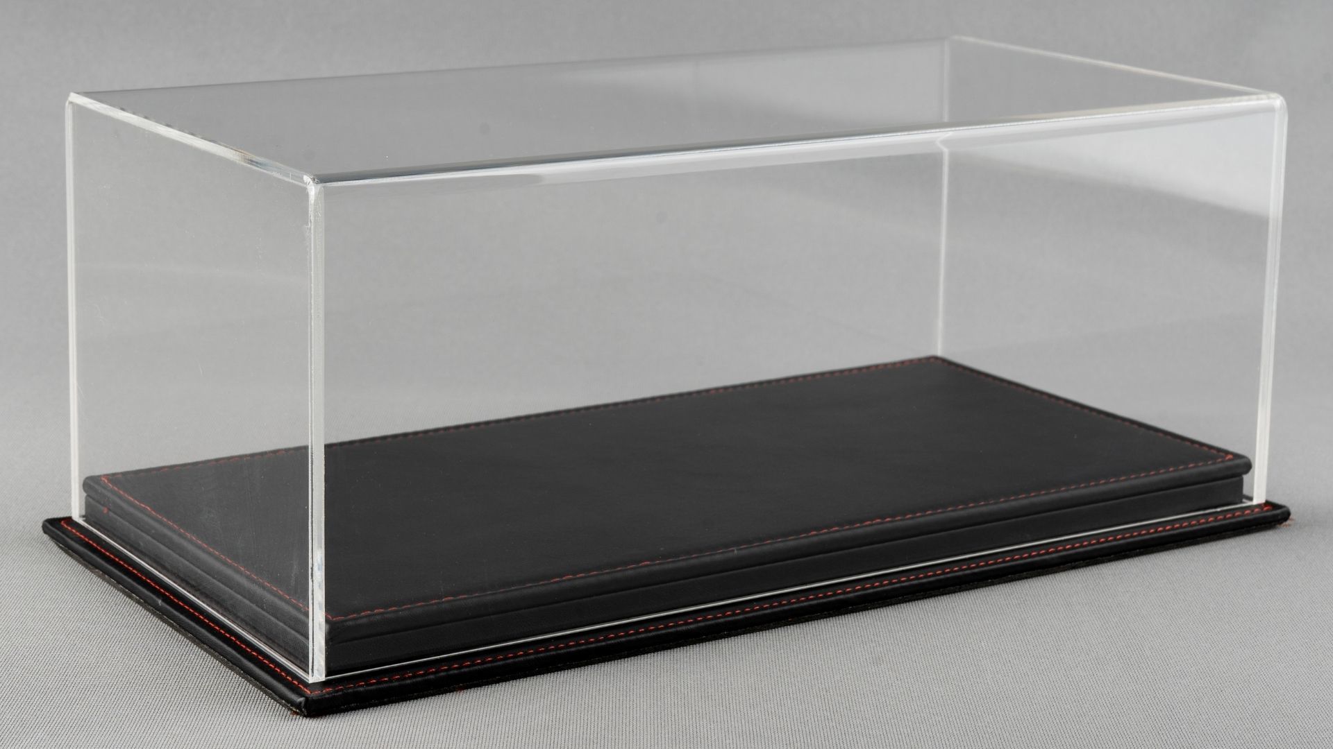 LYRD BOX 1:18 ÖLÇEK GEDİK BLACK DERİ SERGİLEME STANDI - (KIRMIZI DİKİŞ) LY211