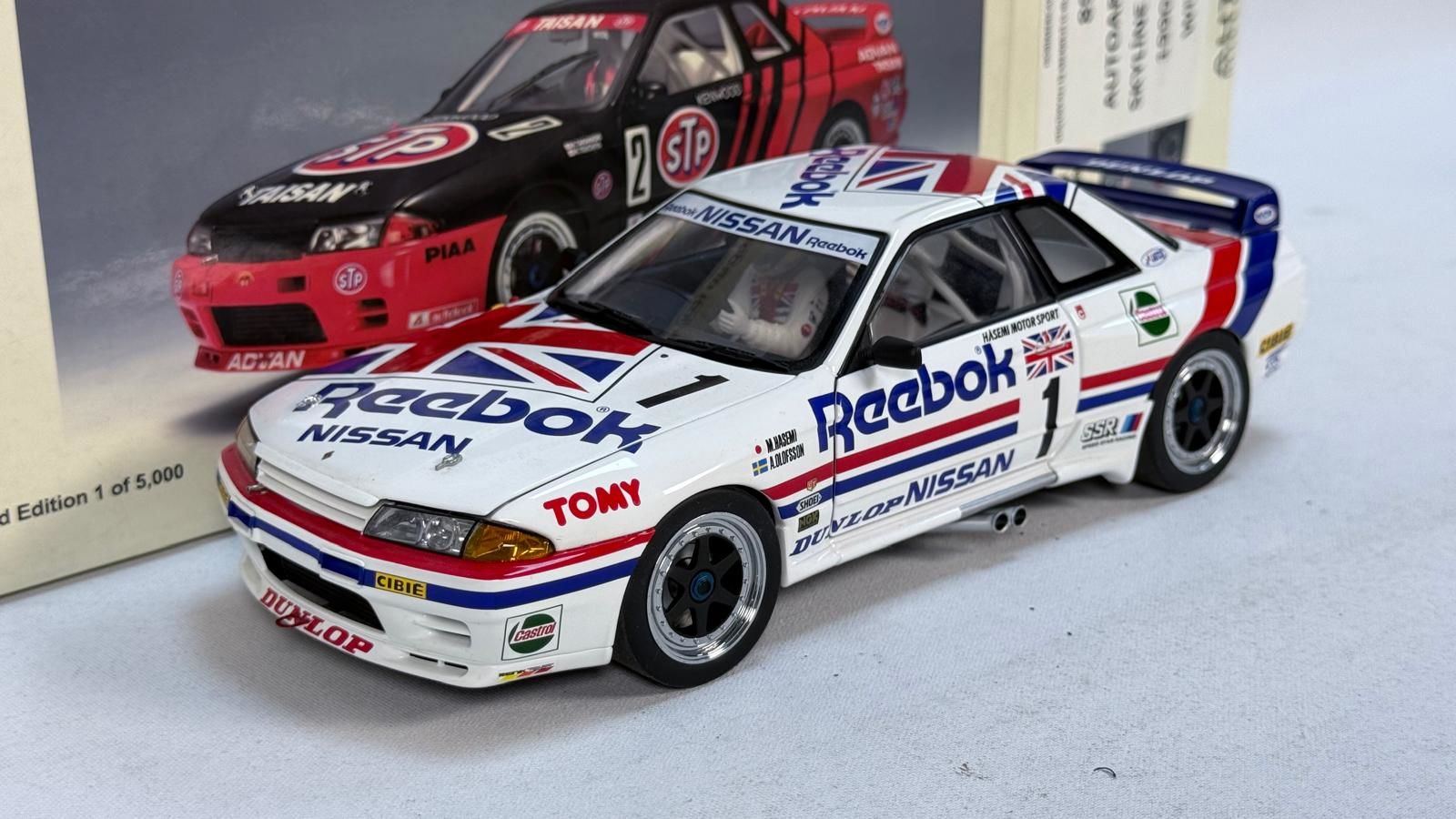 AUTOART - NISSAN - SKYLINE GT-R (R32) TEAM REEBOK N 1 GROUP A 1990 HASEMI - WITH DRIVER FIGURE