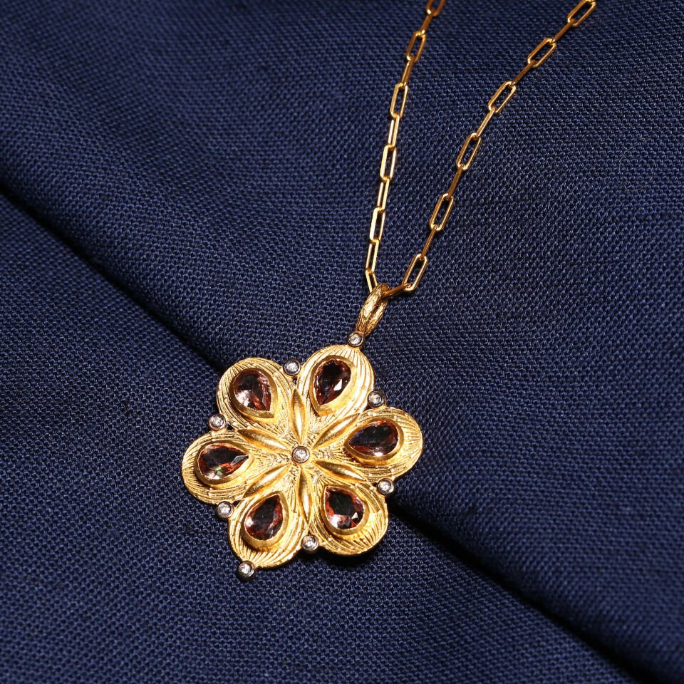 Stilus Flower Figured Necklace