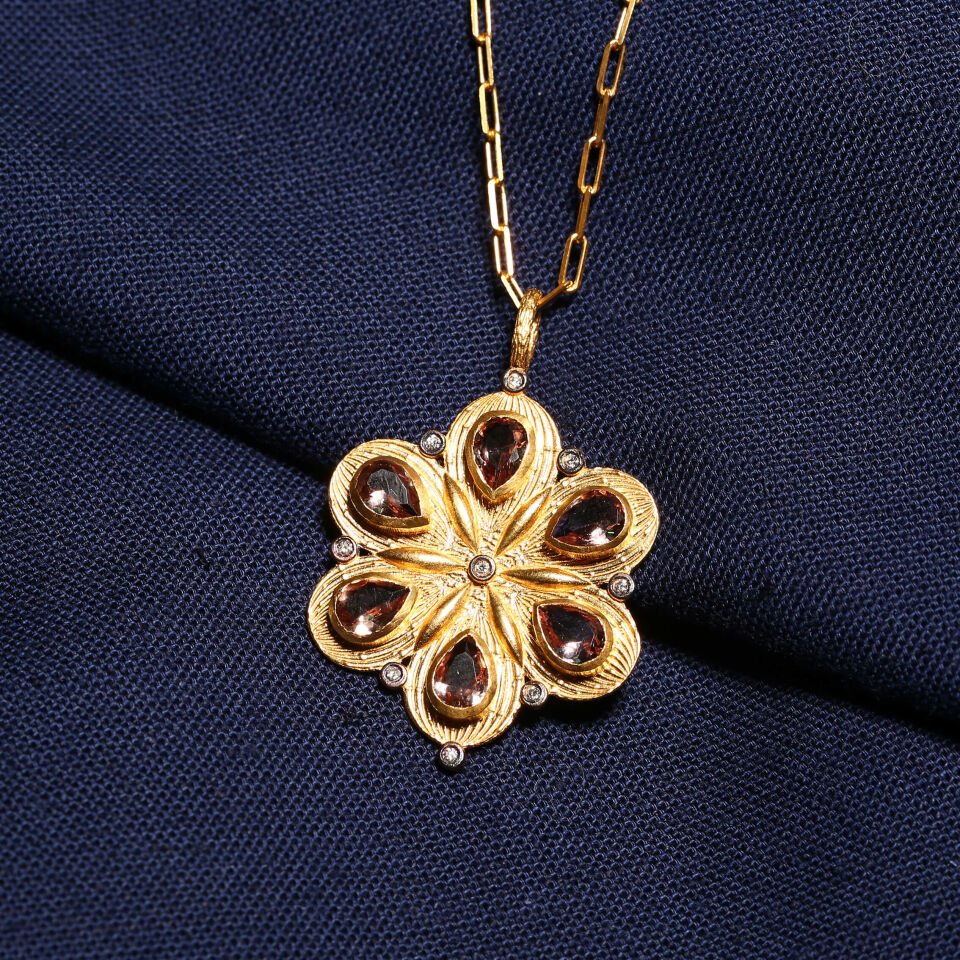 Stilus Flower Figured Necklace