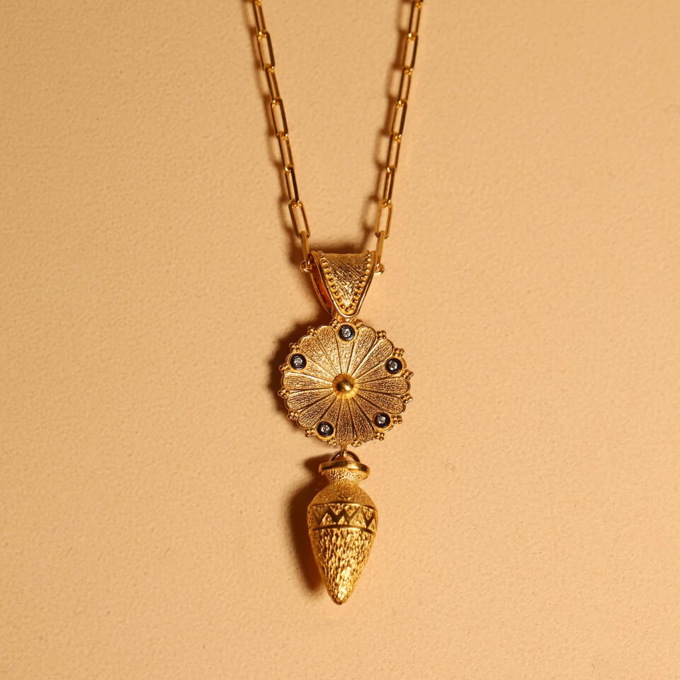 Sand Vase Figured Necklace