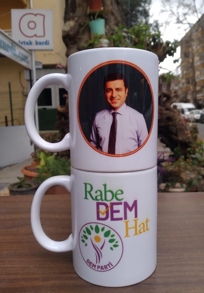 DEM Parti  ve Selahattin Demirtaş Tasarımlı Porselen Kupa Bardak - Rabe DEM Hat Kupası (2 ADET)